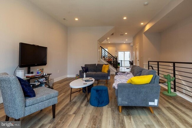 Building Photo - 1850 Frankford Ave Unit B