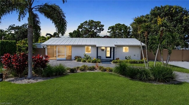 Building Photo - 2736 Riverview Dr