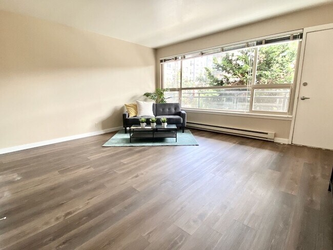 Photo - 700 E Mercer