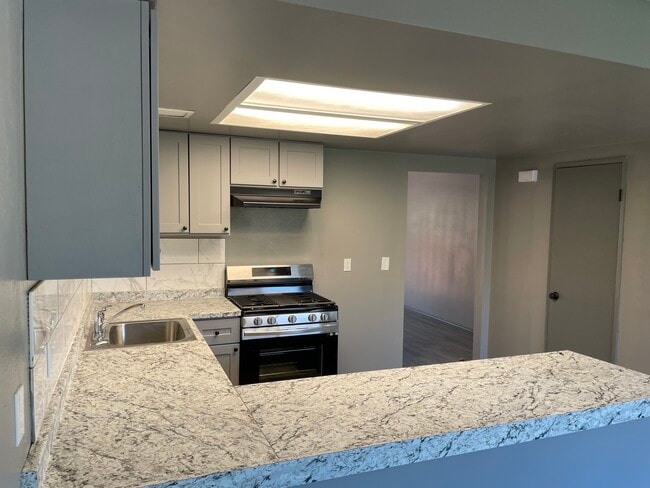 Kitchen - 1011 W 7th St Unidad 3