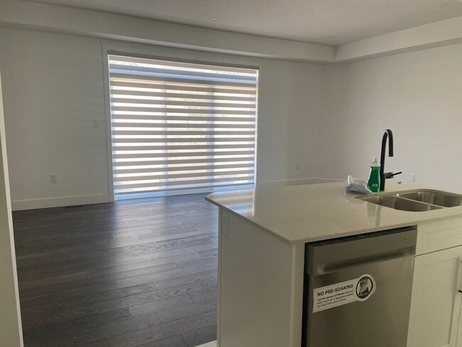 Photo - 969 Deveron Cres