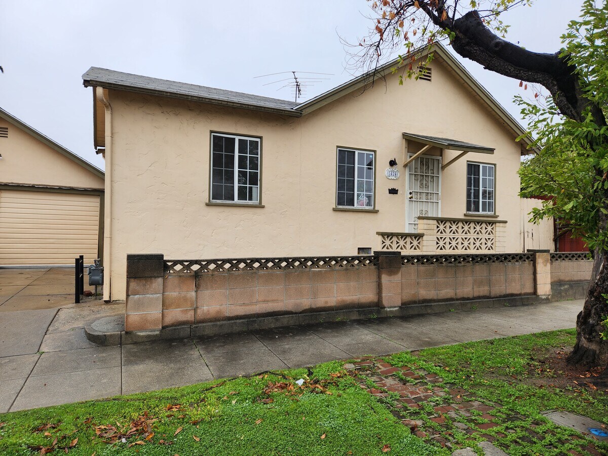 Photo - 1424 W Shorb St House