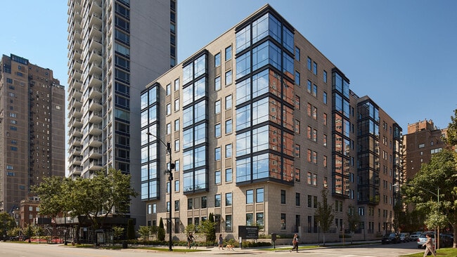 Con una ubicación ideal en Lake Shore Drive en la distinguida Gold Coast de Chicago, 61 Banks Street es una residencia de alquiler de ultra lujo que ofrece amplias casas de dos y tres habitaciones. - 61 Banks Street