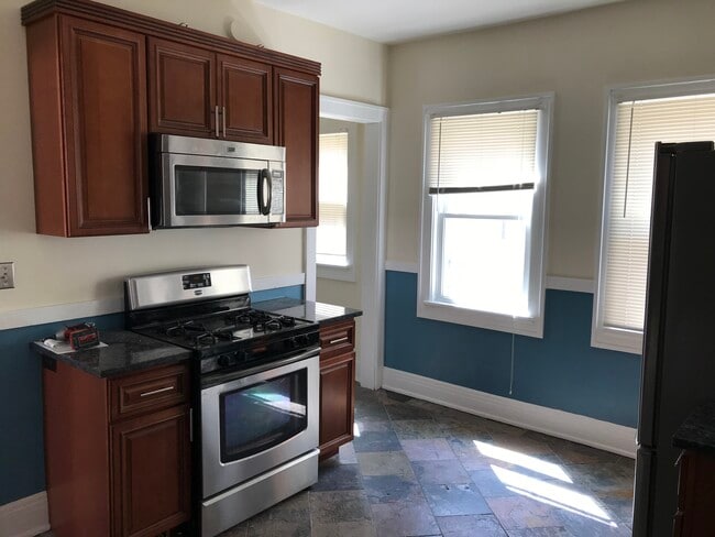 granite counter tops - 2473 N Frederick Ave