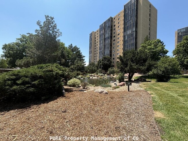 Building Photo - Large 2 bedroom, 2 bathroom Unit 501