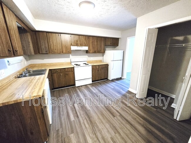 Photo - 1905 Meadowview Ln