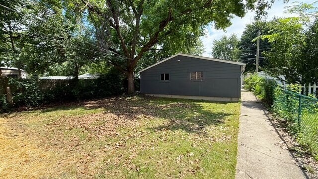Photo - EAST SIDE 2 BEDROOM WITH BASEMENT! AVAILABLE NOW!
