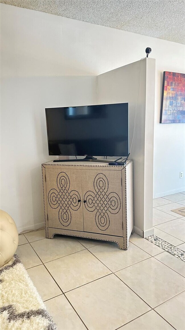 Photo - 4046 NW 19th St Unit 103