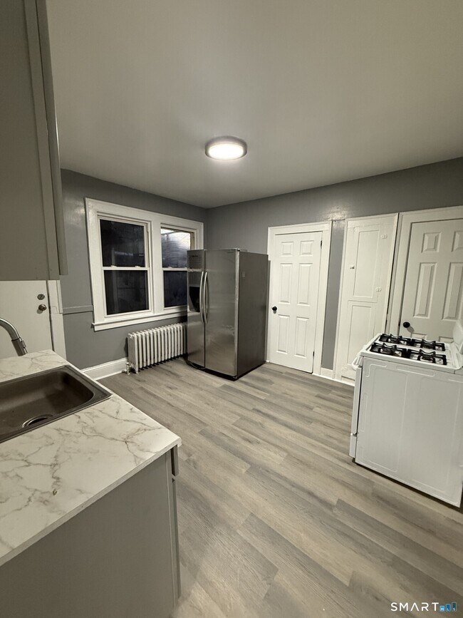 Building Photo - 85 Kent St