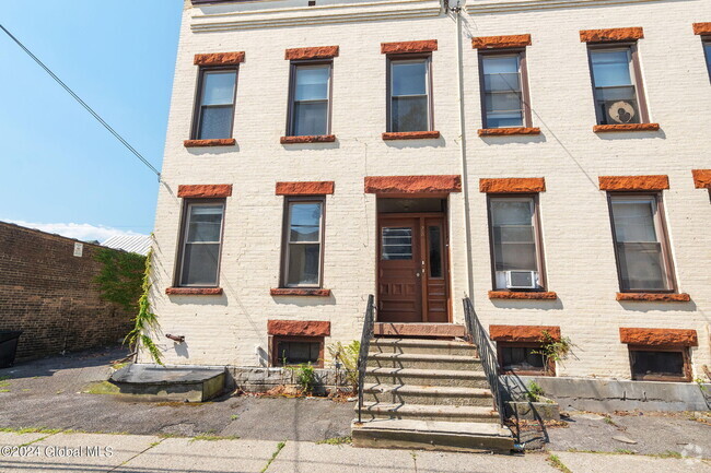 Building Photo - 28 Bradford St Unit 1 Rental