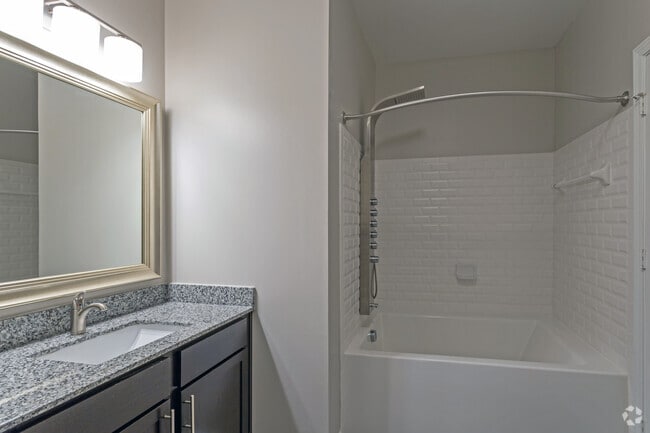 2 habitaciones, 2 baños con oficina, 1,311 pies cuadrados, baño principal