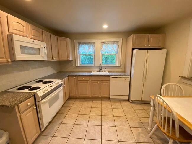 Building Photo - 27 Portina Rd Unit 1