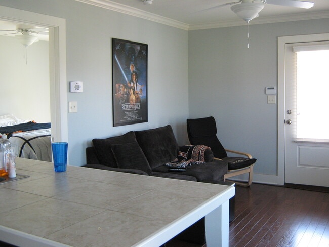 Living room area open to kitchen - 915 Reynolds Ave Unidad 915B