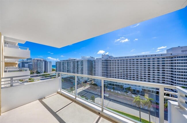 Building Photo - 5600 Collins Ave Unit 9B Rental