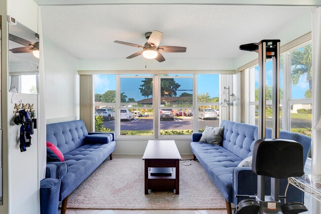 Building Photo - 4515 NW 3rd Ct Unit C