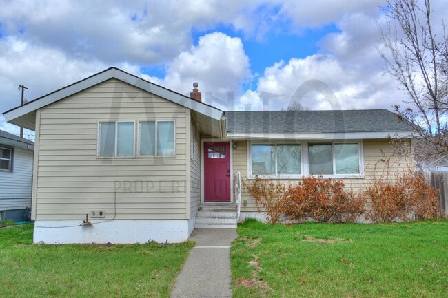 Building Photo - **COMING SOON** Bright & Peaceful Minnehaha Home