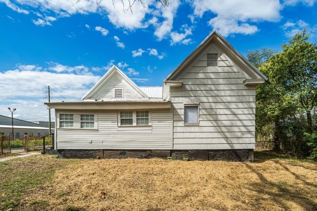 Photo - 233 Alder Ave