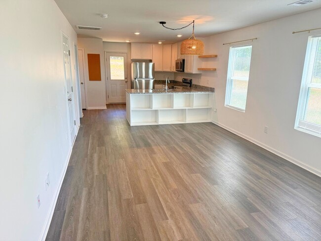 Photo - 106 White Rapids Way