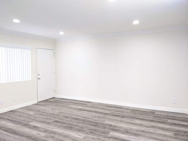 Photo - Spacious Units available - Great Location! -- Hollywood