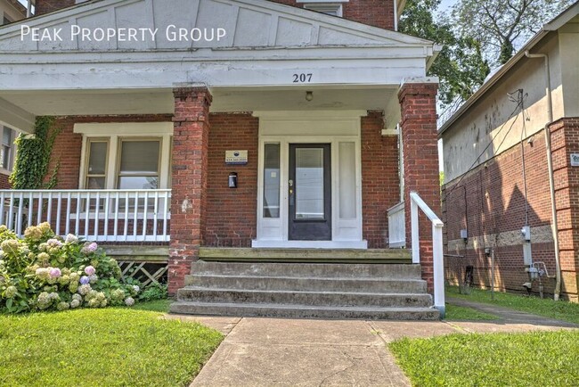 Building Photo - 207 E Lane Ave Unit 207 E. Lane By The Bed Rental
