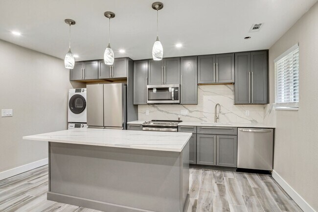 4371 / 4365 S Fairbourne Ave