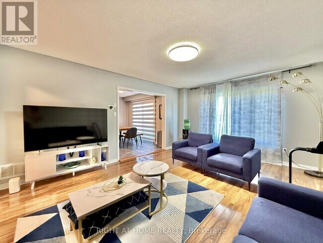 Photo - 569 Walpole Crescent