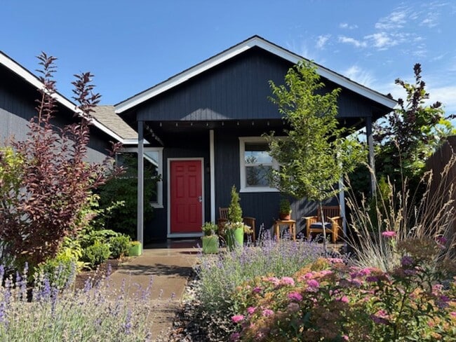 Building Photo - Single level home located in Redmond!  RV ...