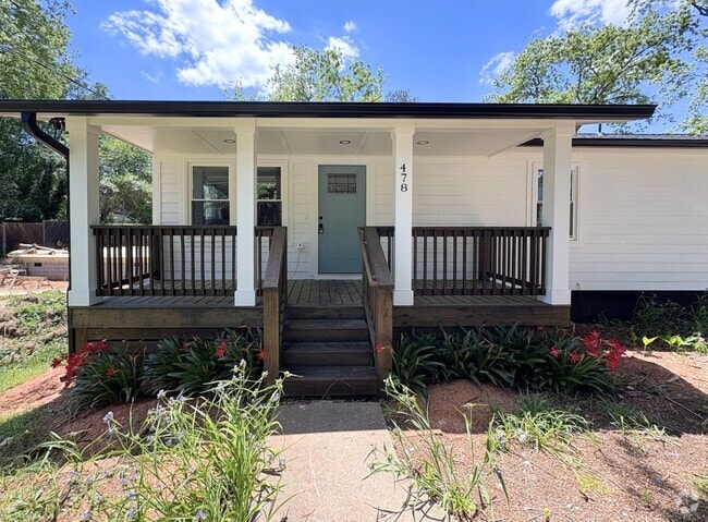 Building Photo - NEWLY RENOVATED HOME AVAILABLE AUGUST 2025!