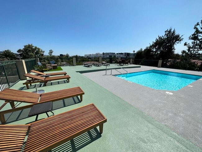 Sundeck & Pool