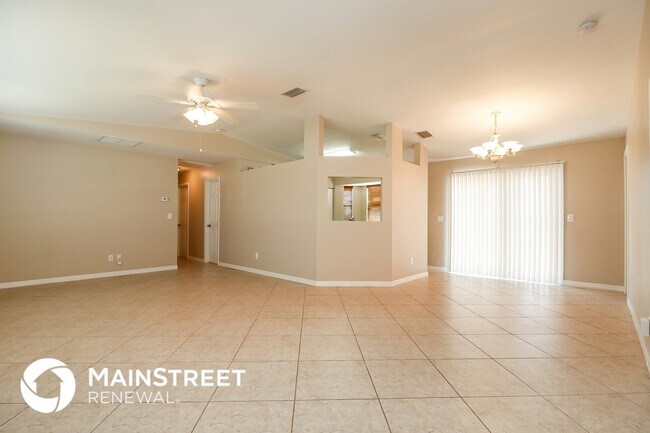 Photo - 721 NW Douglas Cir