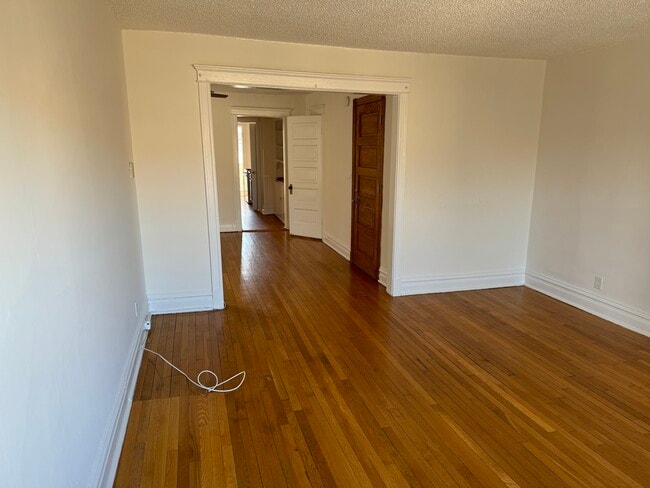 Sala de estar con vista al comedor - 1333 W Foster Ave Unidad Third Floor