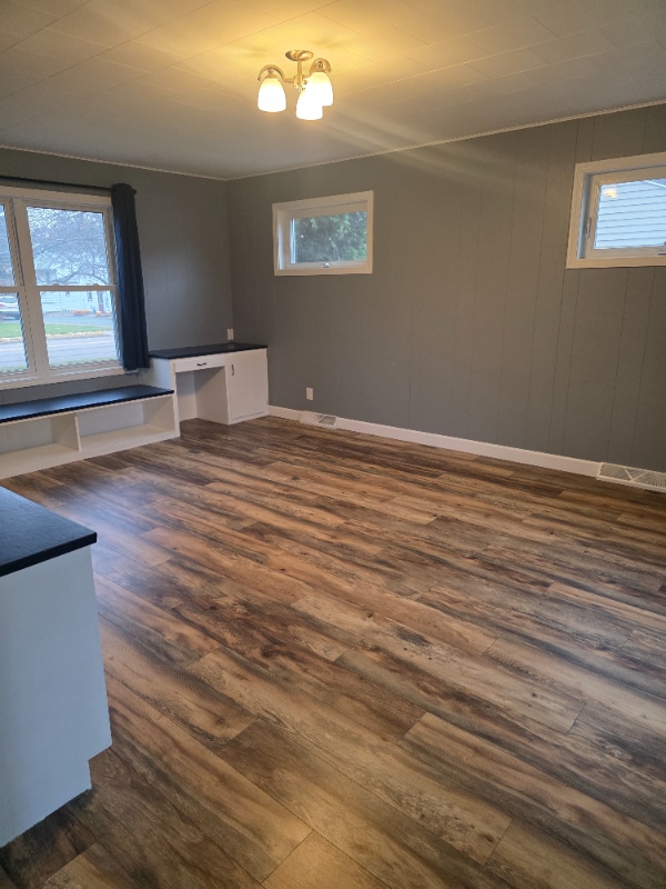 Photo - 244 Broadway St E