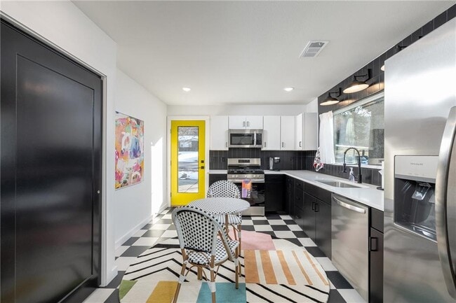 Photo - 568 E Rebecca St