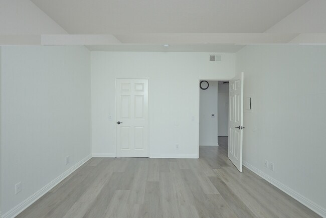 1335 N La Brea Ave