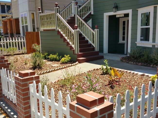 Front Garden - 2206 Lincoln Ave Unit B