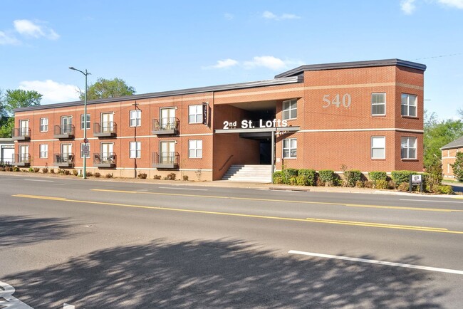 Building Photo - Beautiful 2 Bedroom Condo For Rent Near APSU!