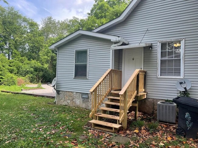 Building Photo - 727 N Maple St Unit A