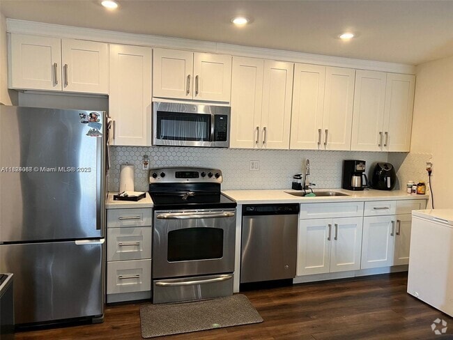 Building Photo - $4460 nw 79th Ave #2A Unit 2A Rental