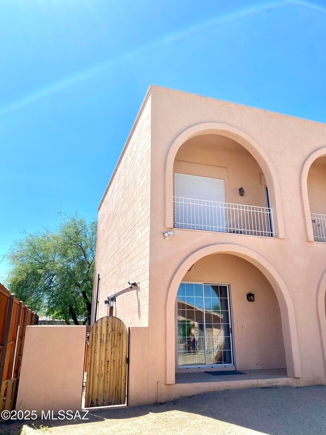 Building Photo - 2825 N Alvernon Way