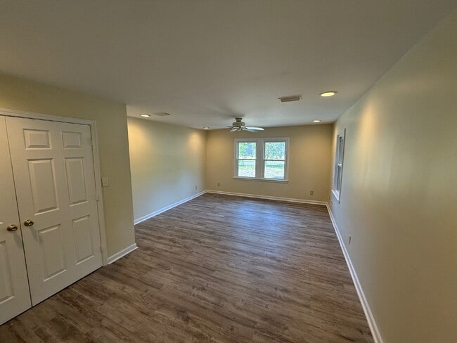 Photo - Nice 5 bedroom , 3 bath home located in Mobile.

$75 per applicant