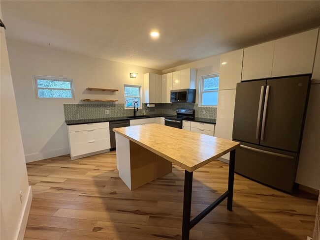 Photo - 115 W 6th St