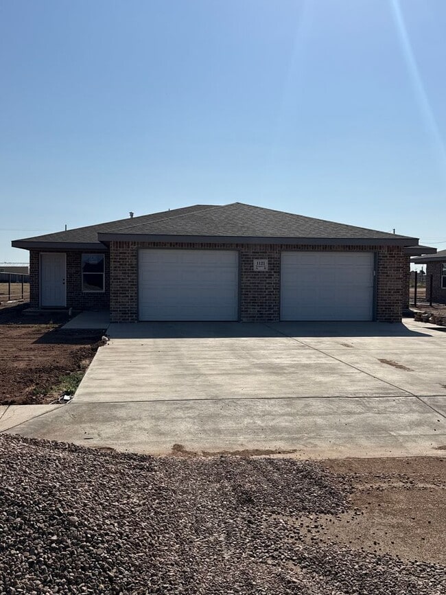 Building Photo - 1121 Mesquite Unit A