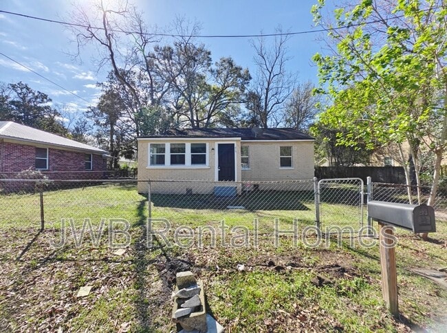 Photo - 616 E 61st St