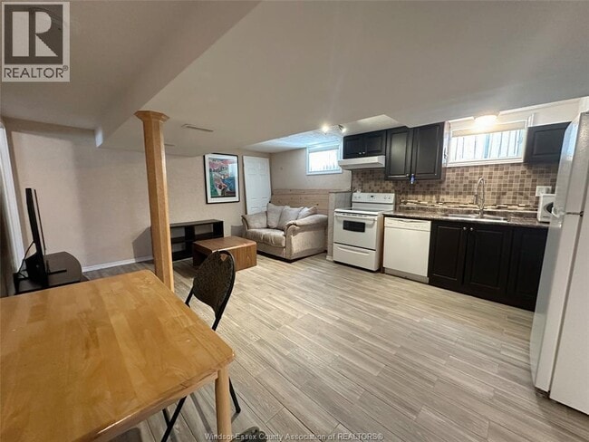 Photo - 849 Dougall Ave