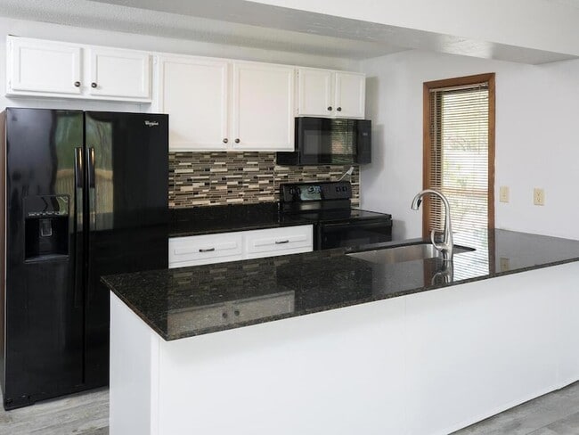 Building Photo - 23622 Smithtown Rd