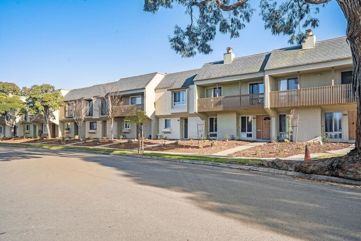 Photo - 1130 Fontana Drive - 3 bedroom | 1.5 bath | Townhouse