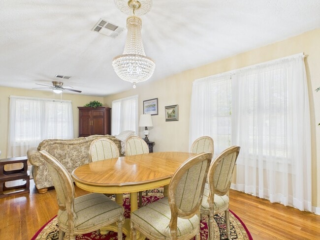 Photo - Quiet home in the central part of town