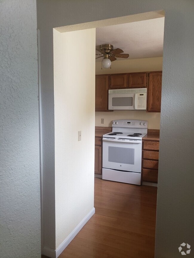 Building Photo - Great 3 bed 2 1/2 bath condo in the Brandy...