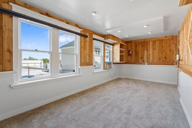Building Photo - Now Leasing at The Drake – Classic Portland Living in a Prime Location!