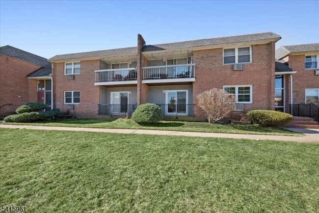 Building Photo - 807 Eves Dr